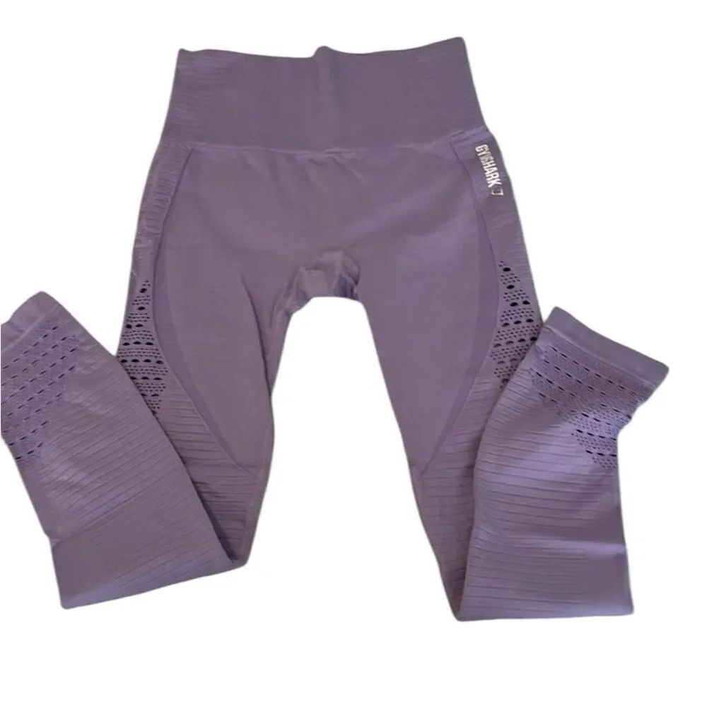 Gymshark szS lavender high waisted leggings w/cutouts & derrière stitching EUC